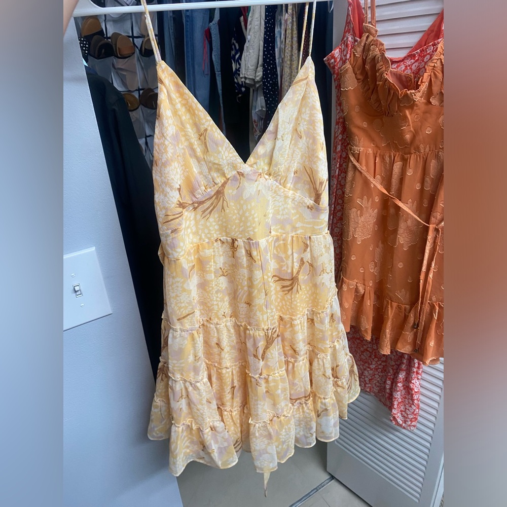 Hello molly dress size small. Never worn.